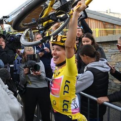 Niewiadoma clings onto yellow to deny Vollering in Alpe d'Huez classic